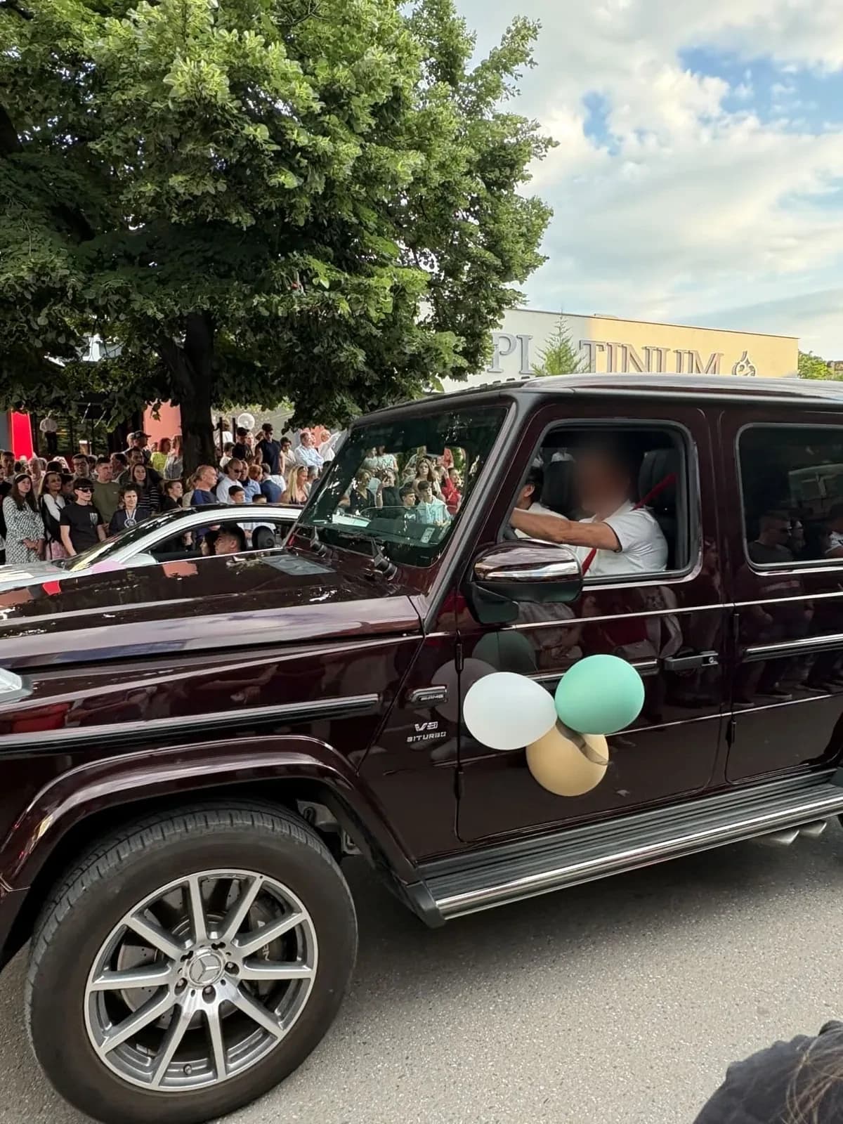 Истинско пристигане — абитуриентски бал с нашия G-Class.