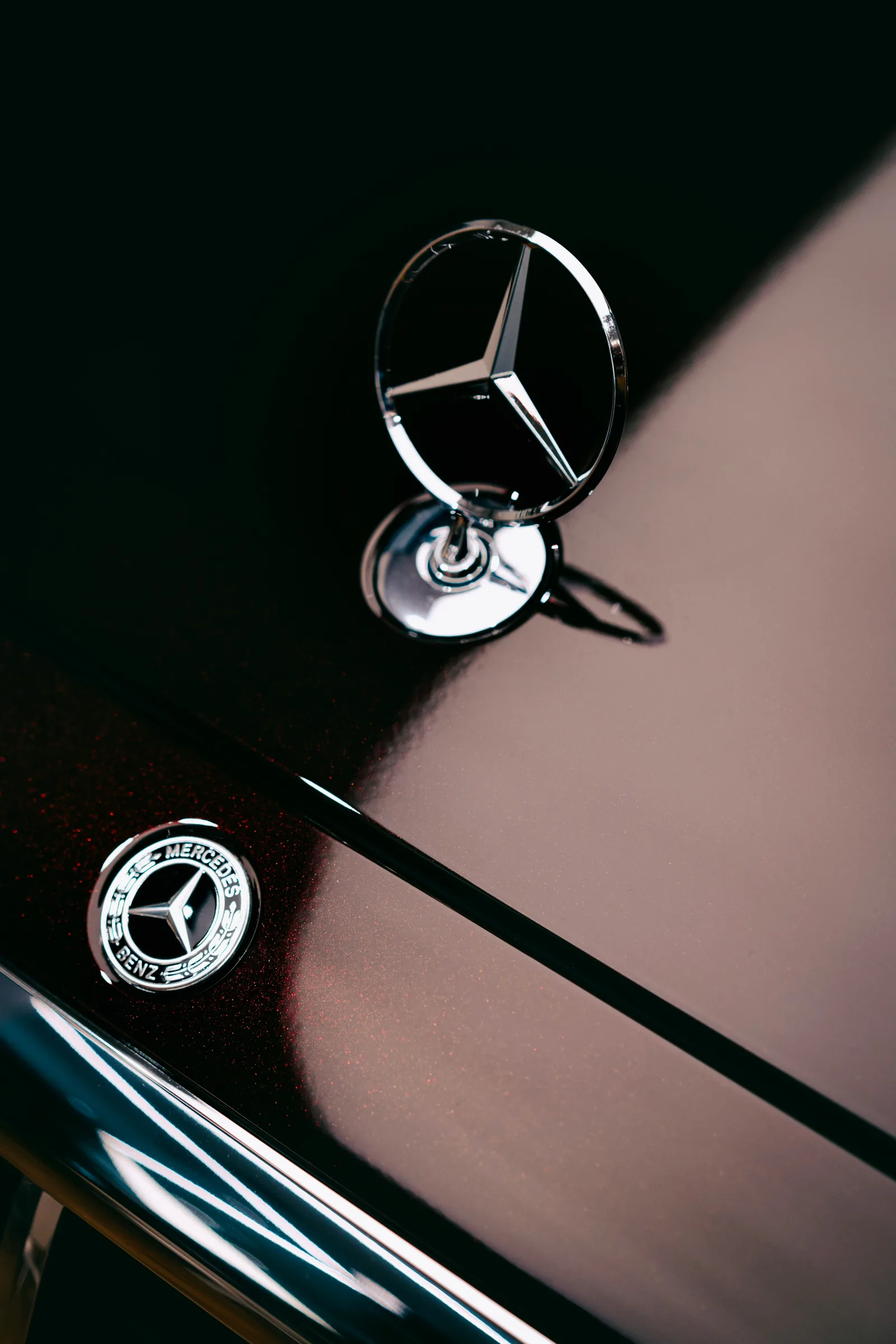 Звездата на Mercedes-Benz върху лъскав капак — луксозен автомобил с шофьор в Пловдив